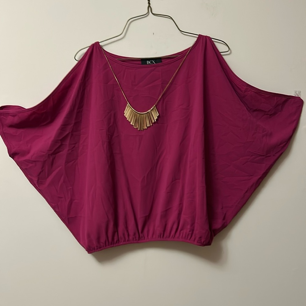 BCX blouse Fushia with gold chain split sleevees size 8